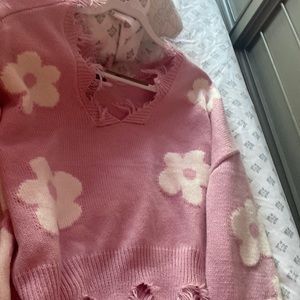 super cute distressed top